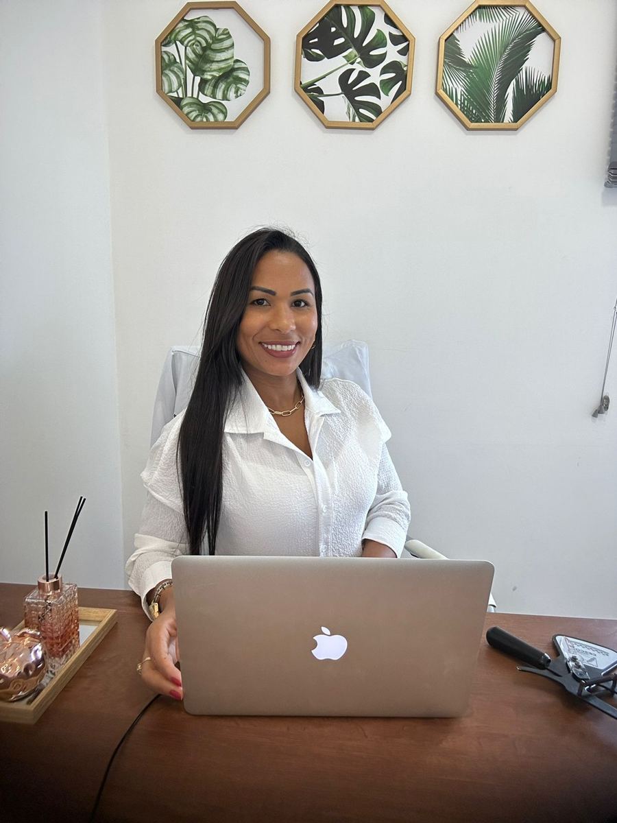 Mariane Fontes, nutricionista, em seu consultório